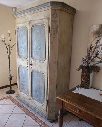 armadio due ante stile antico decorato