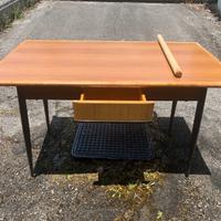 Tavolo in formica “vintage” con porta mattarello