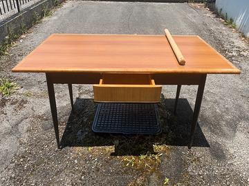 Tavolo in formica “vintage” con porta mattarello