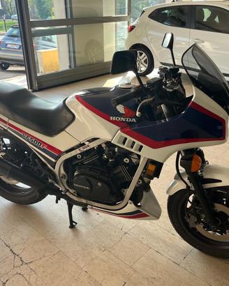 N° 2 HONDA VF500F  8.092 km  + VF500F 15674 km