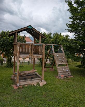area gioco legno giardino