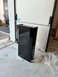 Armadietto nero lucido con ripiani in vetro