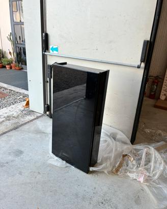 Armadietto nero lucido con ripiani in vetro
