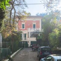 AMPIO 3 LOCALI CON FINITURE DI PREGIO SU DUE LIVEL