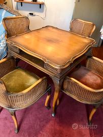Tavolino da gioco d’epoca con quattro poltroncine