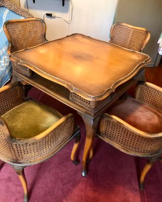 Tavolino da gioco d’epoca con quattro poltroncine
