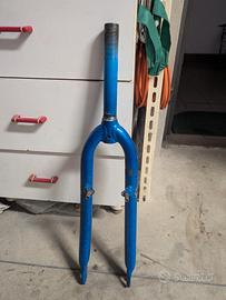  Forcella rigida anteriore per bicicletta.