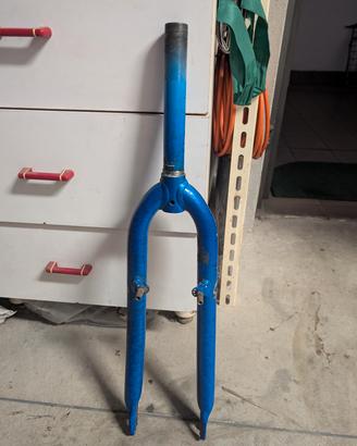  Forcella rigida anteriore per bicicletta.