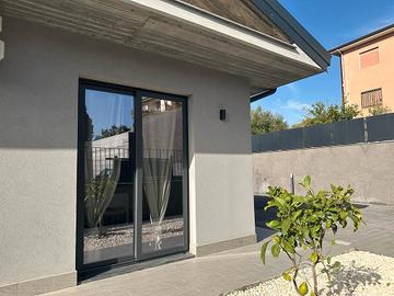 Villa arredata nuova costruzione e spazio esterno