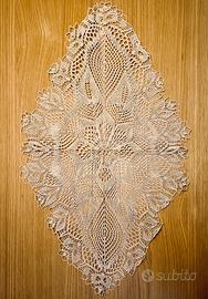 Centrino lavorato a maglia fatto a mano