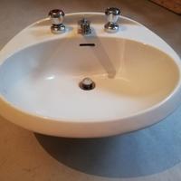 Lavabo e rubinetto per bagno