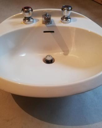 Lavabo e rubinetto per bagno