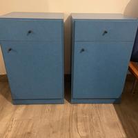 Due comodini blu con cassetto e ripiani interni