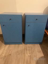 Due comodini blu con cassetto e ripiani interni