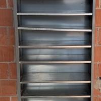 Scaffale con ripiani mobili