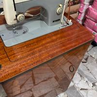 Macchina per cucire antica