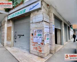 NEGOZIO LOCALE COMMERCIALE A NAPOLI VIA CAPECELATR