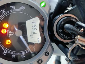 Moto Triumph street twin 900 