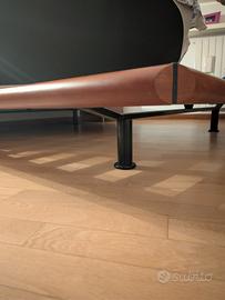 letto in legno e due comodini