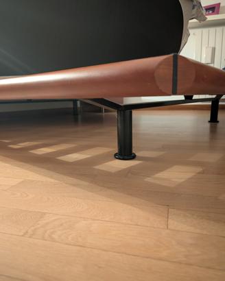 letto in legno e due comodini
