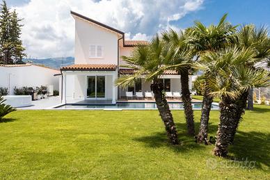 Villa con piscina in Via Castelforte per 12 mesi