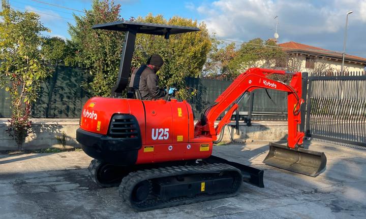 E114 Mini escavatore 25 q Kubota U25