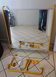 Specchio da bagno in metallo con accessori