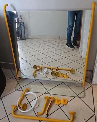 Specchio da bagno in metallo con accessori