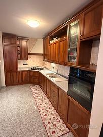 Cucina in legno massello con elettrodomestici