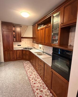 Cucina in legno massello con elettrodomestici