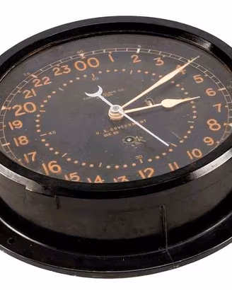 Rara  cassa  circolare nera di un  Bulkead Clock