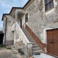 Casale abitabile con giardino e annessi