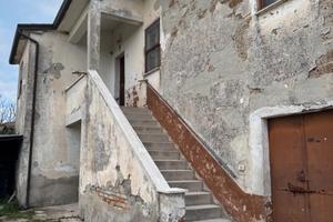 Casale abitabile con giardino e annessi