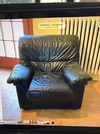 Poltrone in pelle nera.
