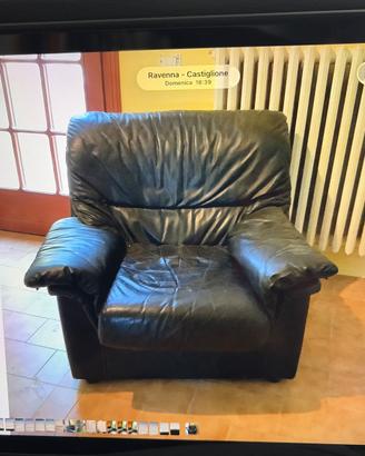 Poltrone in pelle nera.