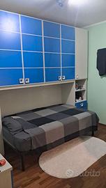 Cameretta con comodino e libreria