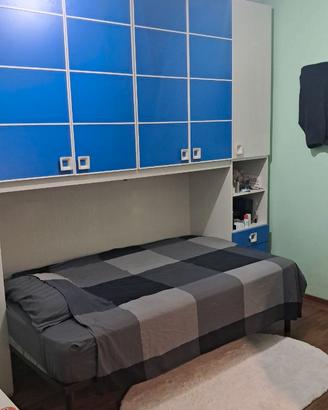 Cameretta con comodino e libreria