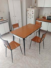 Tavolo e 4 sedie