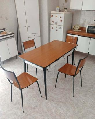 Tavolo e 4 sedie