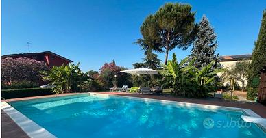 Villa bifamiliare con piscina e parco