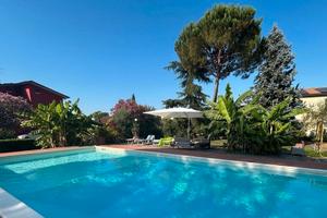 Villa bifamiliare con piscina e parco