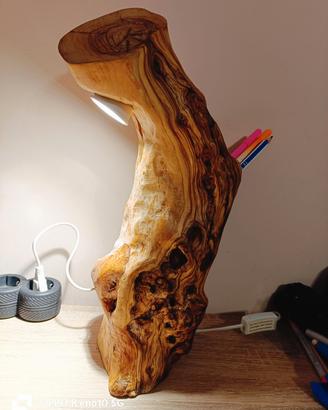 Lampada da scrivania in legno d' olivo secolare