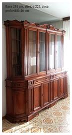 Elegante mobile in legno con vetrina