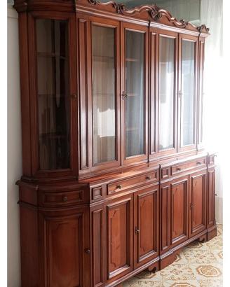 Elegante mobile in legno con vetrina