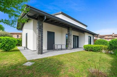 Villa Singola con giardino ed interni eleganti. Pr