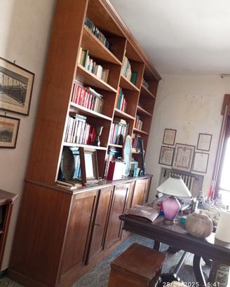 Prestigiosa libreria in legno