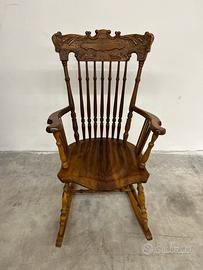 Sedia a dondolo vintage in legno massello