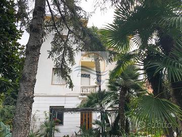 Villa di 550 m² con più di 5 locali a Bordighera