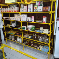 Scaffali in metallo con ripiani in vetro