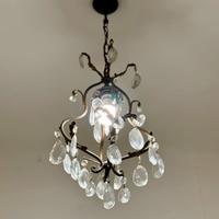 Lampadario a sospensione in ferro e cristallo.